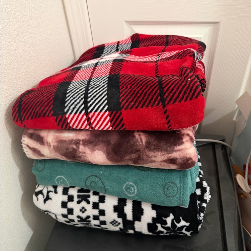 Bundle of 4 Sherpa blankets Victoria’s Secret PINK